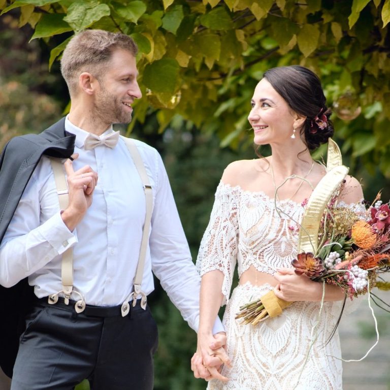 Brautpaar im Park Brautpaar schlendet an seiner Hochzeit glücklich durch den Park der Villa von Sayn