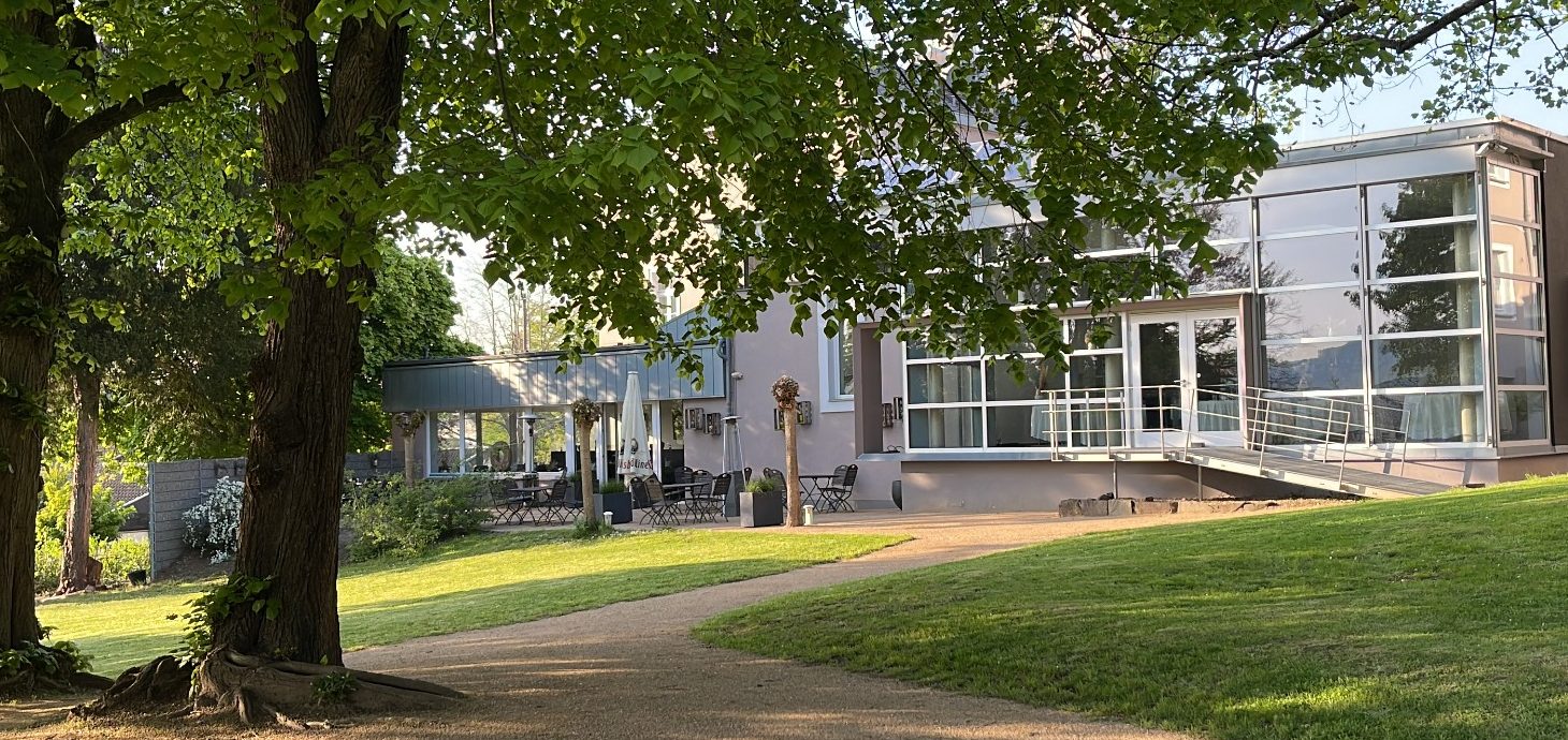 Park Villa von Sayn Rückansicht der Villa von Sayn mit schönem Park und Terrasse