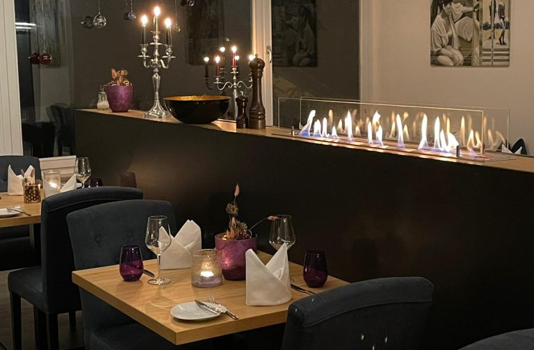 Firmenfeier im Restaurantbereich Offene Flammen und schön gedeckte Tische im Restaurantbereich der Villa von Sayn.