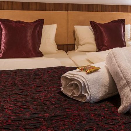 Hotelzimmer Villa von Sayn gemütliches Doppelbett in einem Hotelzimmer der Villa von Sayn